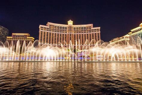 Fontaine bellagio The maintenance team takes a tunnel from the maintenance area for the Fountains at Bellagio, nicknamed the "Batcave", that leads out to the fountain itself in Las Vegas, Wednesday, Oct