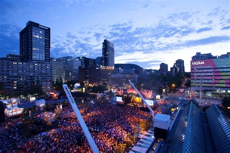 Foreworks montreal Guide to the best Montreal New Years Eve celebrations for NYE 2023-2024, including Merry Montreal and the Old Port fireworks display