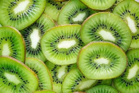 Foto buah kiwi  Kiwi kaya akan vitamin C dan serat makanan dan memberikan berbagai manfaat kesehatan