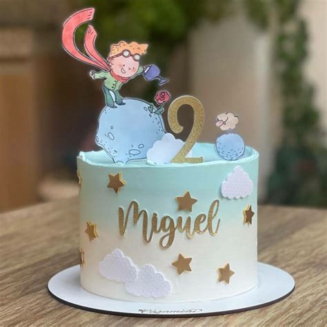 Foto de bolo de dois andares  O Bolo Branca de Neve representa um dos maiores clássicos da Disney, através de decorações maravilhosas que retratam a linda princesa