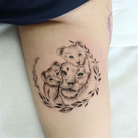 Foto de tatuagem de leoa com filhote  É muito fofo quando nos deparamos todavia com filhotes, e é exatamente isso que essa lista trará, acompanha abaixo tatuagem leoa e filhote delicada