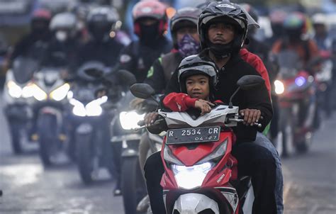 Foto orang lagi naik motor Berikut beberapa risiko naik motor saat hamil: Risiko terjatuh dari sepeda motor yang dapat mencederai bayi atau bahkan meningkatkan risiko keguguran