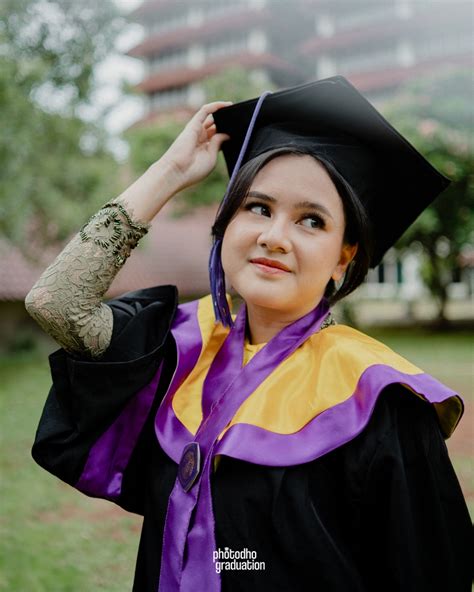 Foto wisuda bersama teman Hasil foto wisuda bersama pasangan menggunakan kebaya dapat dijadikan sebagai kenang-kenangan untuk mengenang momen indah dalam perjalanan akademik mereka