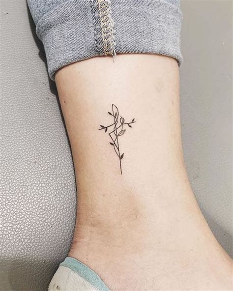 Fotos de tatuagens femininas delicadas  Tatuagens Femininas com flor (Foto: Divulgação) A tatuagem no braço é uma das mais escolhidas pelas mulheres e também pelos homens