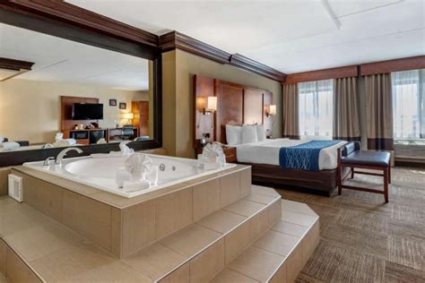 Foxwoods jacuzzi suites  The 825 rooms at the Grand Pequot Tower range in size from standard