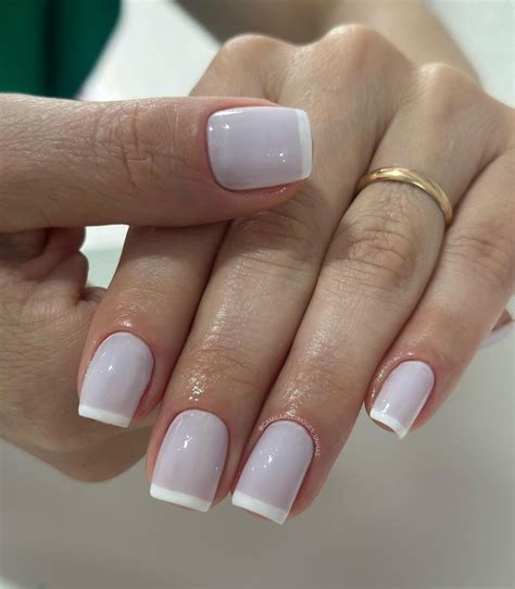 Francesinha unha curta mao  O percursor da ideia foi Max Factor que em 1927 criou o creme rosado Society Nail Rint e o Society Nail White, para ser aplicado apenas na