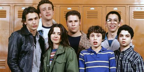 Freaks and geeks tainiomania For the uninitiated: Freaks and Geeks centered on Linda Cardellini’s Lindsay Weir, a gifted high schooler who befriended a group of burnouts (or rather “Freaks,” played by then-unknowns