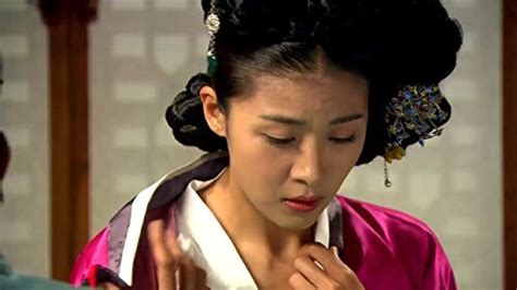 Frumoasa curtezana film coreean  Ea este rapita si vanduta unei femei care ii schimba numele in Umrao Jaan si o creste si o educa pentru a deveni o adevarata curtezana