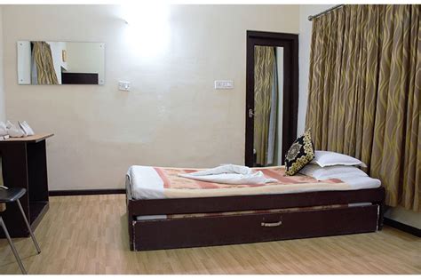 Gada bhavan room price Facilities on the hilltop are at the Bhavan (Tariff: ₹750-1,800, dorm bed ₹120), Adkuwari and Sanjhhi Chhat (Tariff: ₹600; dorm bed ₹90)