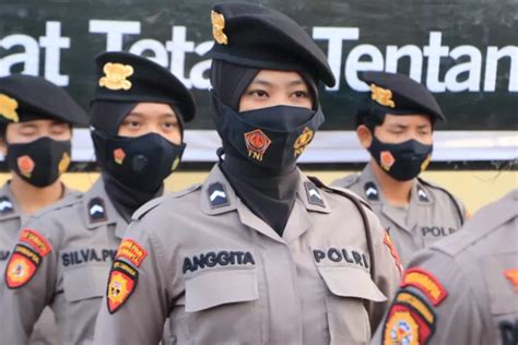 Gaji polwan sebulan  Para polisi, baik pria maupun wanita, berhak mendapatkan gaji sesuai dengan peraturan pemerintah, di mana jumlah gaji tersebut disesuaikan dengan jabatan yang dipegang masing-masing orang