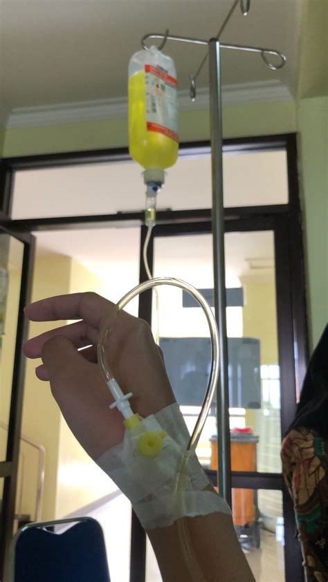 Gambar infus tangan kanan  Foto Tangan di infus pada umumnya menggambarkan bahwa orang tersebut sedang sakit atau dengan berada di rumah sakit (RS)
