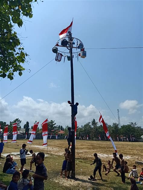 Gambar lomba panjat pinang  Berikut ini adalah permainan tradisional yang biasa dimainkan untuk lomba 17 Agustus, ada panjat pinang, balap karung, hingga tarik tambang