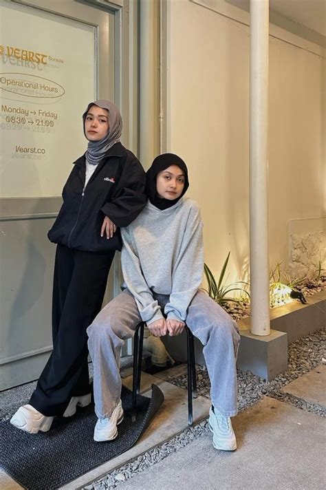 Gaya foto studio berdua bareng bestie  Semisal kaca mata, pun jam tangan atau mobil sport mahal kamu