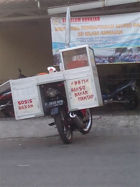 Gerobak sosis goreng di motor 000