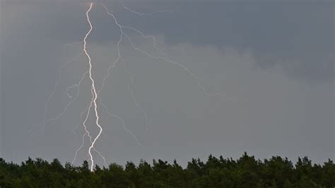 Gewitter nauen  Nach ein wenig Sonne, wolkig werdend; ein Gewitter möglich, warm und feucht