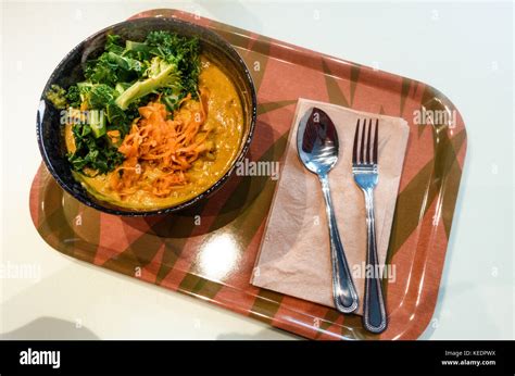 Ghentse kimchi Brown rice, coconut peanut butter curry sauce, steamed greens, ghentse kimchi