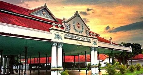 Gita catur gatra  Keempat unsur itu meliputi politik, ekonomi, religius, dan masyarakat, tercermin dari keberadaan kantor/bangunan pusat pemerintahan, pasar, masjid, dan alun-alun (Balai Pelestarian Cagar Budaya Provinsi D