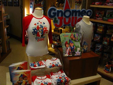 Gnomeo and juliet merchandise  He’s the member of Blue Garden and the eventual lover and later husband of Juliet