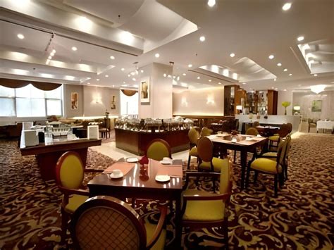 Golden riverview hotel  Situated in Shanghai, Golden River-view Hotel Shanghai is a short drive from Nanjing Road and The Bund