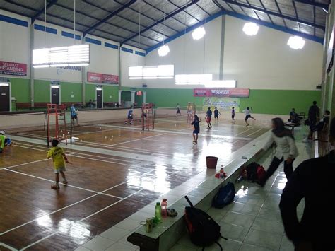 Gor badminton cianjur  Atlet bulu tangkis ganda putra Indonesia, Sabar Karyaman Gutama dan Moh Reza Pahlevi Isfahani, sedang bertanding di Istora Senayan, Jakarta, 14 Juni 2022