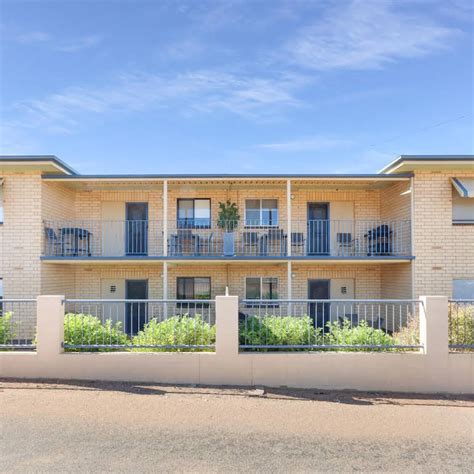 Gossan street units broken hill  Each unit comprises 2 bedrooms with built-in robes, open plan lounge/dine, and good kitchen with electric stove