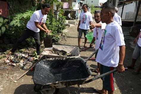 Gotong royong kelebu tembung  Lagu cublak-cublak suweng juga merupakan tembang dolanan ciptaan Sunan Giri