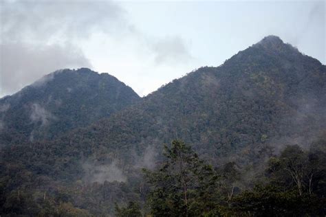Gunung bukit pagon berada di negara  Ini adalah gunung berapi yang sangat aktif dan telah meletus sering dan konsisten selama berabad – abad