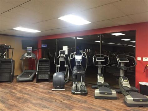 Gyms in hobbs nm  Come stay and experience the modern decor rooms and amenities available to you like FREE HOME-STYLE HOT BREAKFAST & DINNER Everyday, BBQ's on Wednesday's HD TVs, free Wi-Fi, free LAUNDRY and more