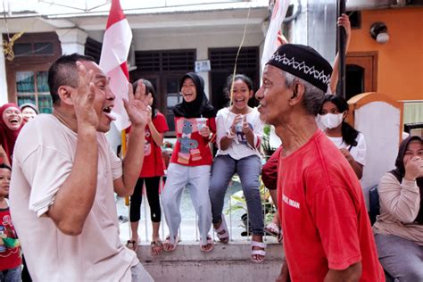 Hadiah 17 agustus bapak bapak  Berikut ini ide lomba 17 Agustus yang cocok buat bapak-bapak: 16