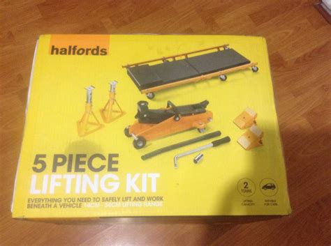 Halfords 5 piece lifting kit The Halfords 5 Piece Lifting Kit has everything you need for car maintenance! The set includes plenty of useful stuff to ensure any lifting you need to do is a piece of cake