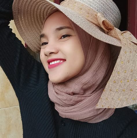 Hijabsmut com com, GEMMA WIZZAR FOLLANDO,