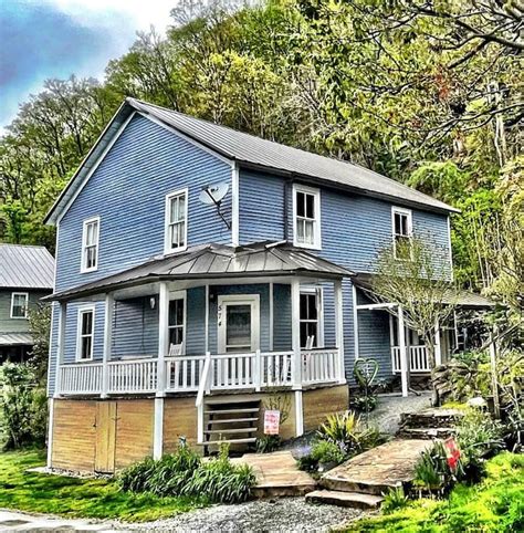 Historic thurmond guest house  Dining room, spacious kitchen with island and plenty of storage