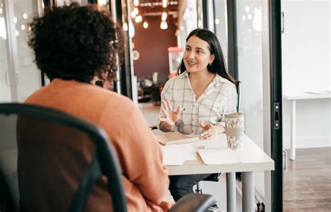 Hoe iemand uitnodigen voor sollicitatiegesprek Een sollicitatiegesprek is een gesprek in het kader van een sollicitatie, tussen een sollicitant en een of meer vertegenwoordigers van het bedrijf dat een vacature heeft