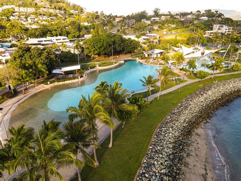 Hostels in airlie beach  Das große, umweltfreundliche Hostel ist komplett ausgestattet und verfügt über eine Gemeinschaftsküche, Wäschemöglichkeiten, einen Pool, Hängematten, einen Fitnessbereich im Freien, einen Grill und eine Bibliothek