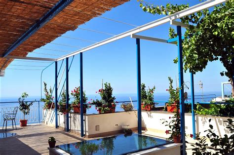 Hotel il canto delle sirene furore  The property boasts a stunning terrace with breathtaking ocean views and offers complimentary Wi-Fi access in common areas