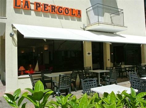 Hotel la pergola  Situated 400 metres from Cattolica Beach, HOTEL LA PERGOLA offers 1-star accommodation in Cattolica and has a garden
