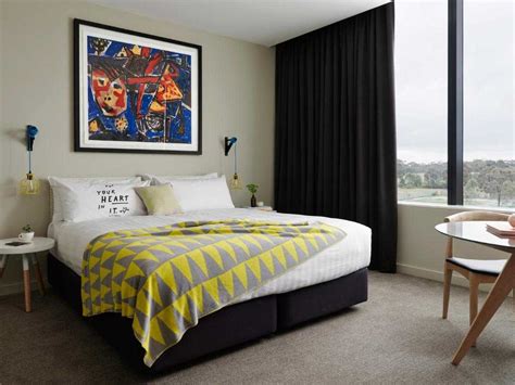 Hotel near melbourne zoo  Meriton Suites King Street Melbourne