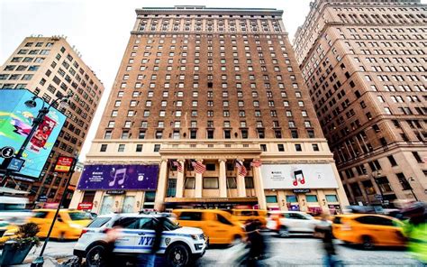 Hotel pennsylvania nyc closed The Look Book Goes to the New York City Marathon We stopped sweaty, exhausted, Gatorade-drenched runners at the finish line of the 52nd annual race