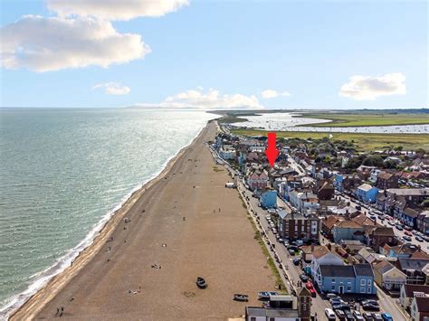 House for sale in aldeburgh  Aldeburgh, UK - There are 177 results for properties in Aldeburgh with prices ranging from £120,000 to £2,400,000, and an average price of £534,744