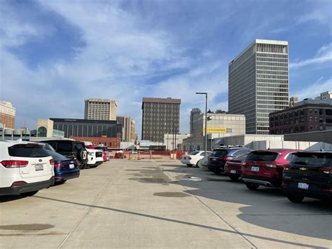 Huntington place rooftop parking  In addition, there are 406 in the Huntington Place Congress Street Garage and 640 in the Washington Blvd Garage