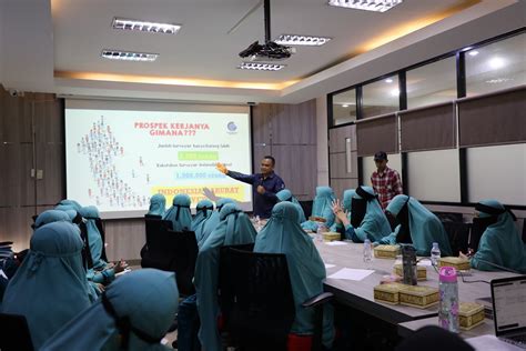 Ibnu hajar boarding school  TAB adalah program unggulan dari sekolah Ibnu Hajar yang berada di bawah naungan Yayasan Dakwah Islam Cahaya Ilmu, di semua unit dan tingkatan pendidikannya