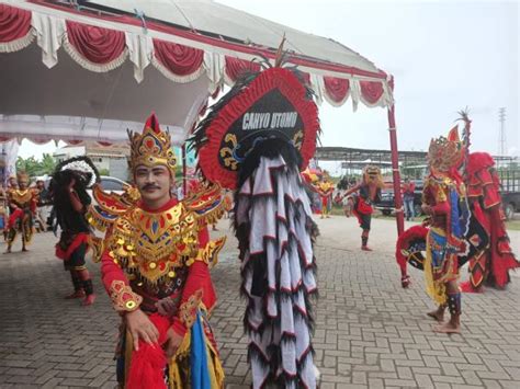 Ing ngarcapada semar manggon ing  Bagikan dokumen Ini