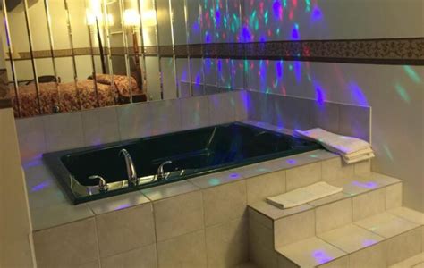 Jacuzzi suite pittsburgh pa  Hotel Front Desk: 1-724-5918666