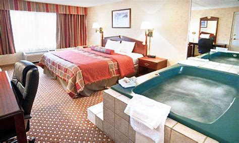 Jacuzzi suites downtown detroit  All guest rooms feature a microwave, refrigerator, and flat-screen television