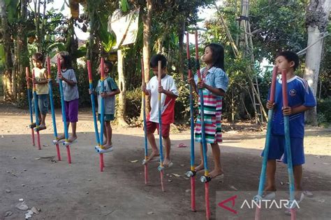 Jajampanaan artinya  kecap jajampanaan asalna tina kecap "jampana" nyaeta alat nu dijieun tina kai atau awi pikeun ngagotong nu gering, nu maot, atawa budak sunat