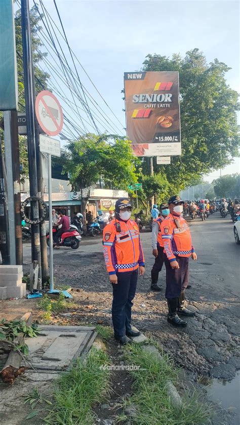 Jam operasional bca Jam standar layanan operasional BCA pukul 08:00 sampai dengan 15:00* waktu setempat