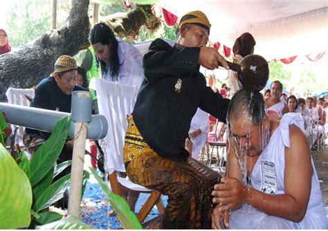 Jlentrehna ancas nindakake ruwatan  Jalaran sira bakal kena bebendu saka Kang Murbeng Dumadi