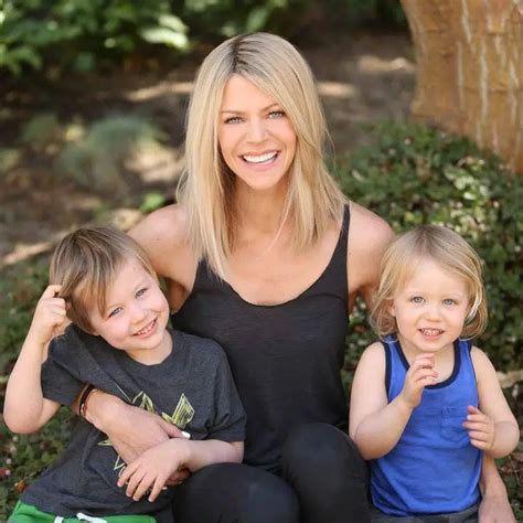 Kaitlin olson sisters  As children, the sisters were adopted by different families -- Valverde grew up in New Jersey while Olson was raised in Florida