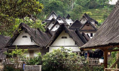 Kampung naga disebut kampung adat lantaran  Berada di Kabupaten Malinau, Kalimantan Utara, kampung ini memiliki bentang alam yang memukau