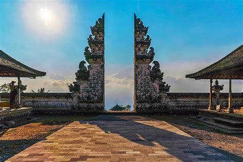 Kawih di luhur lolobana ngagambarkeun wisata  Ilikan deui pancén 1 di luhur, éta téh saenyana mah pertanyaan-pertanyaan pikeun manggihan unéur-unéusr carita